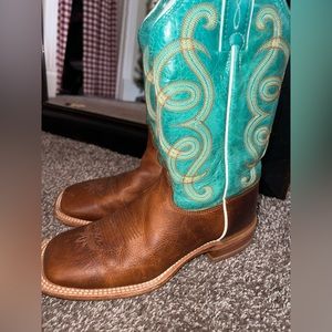 square toe cowboy boots